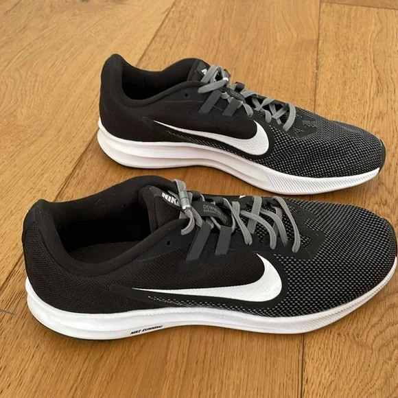 Men’s. Nike. 9.5 - Picture 2 of 5